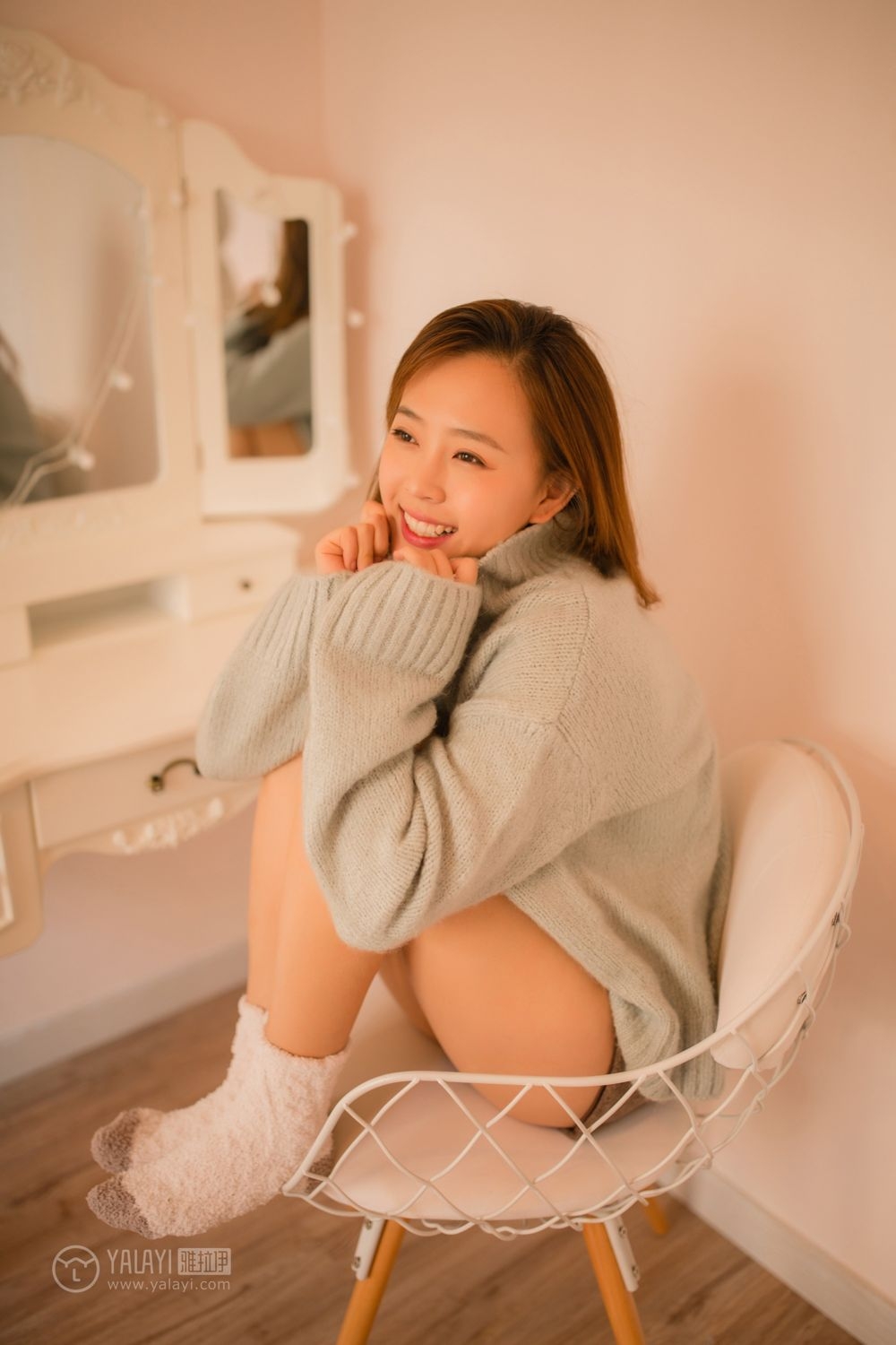 Young girl 26 years old beautiful tenant smiling sexy legs dynamic private portrait(25)